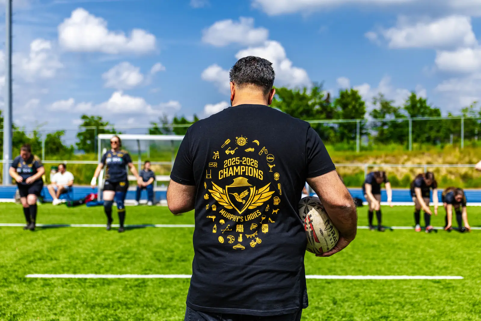 Speler in kampioenen-shirt kijkt uit over het veld