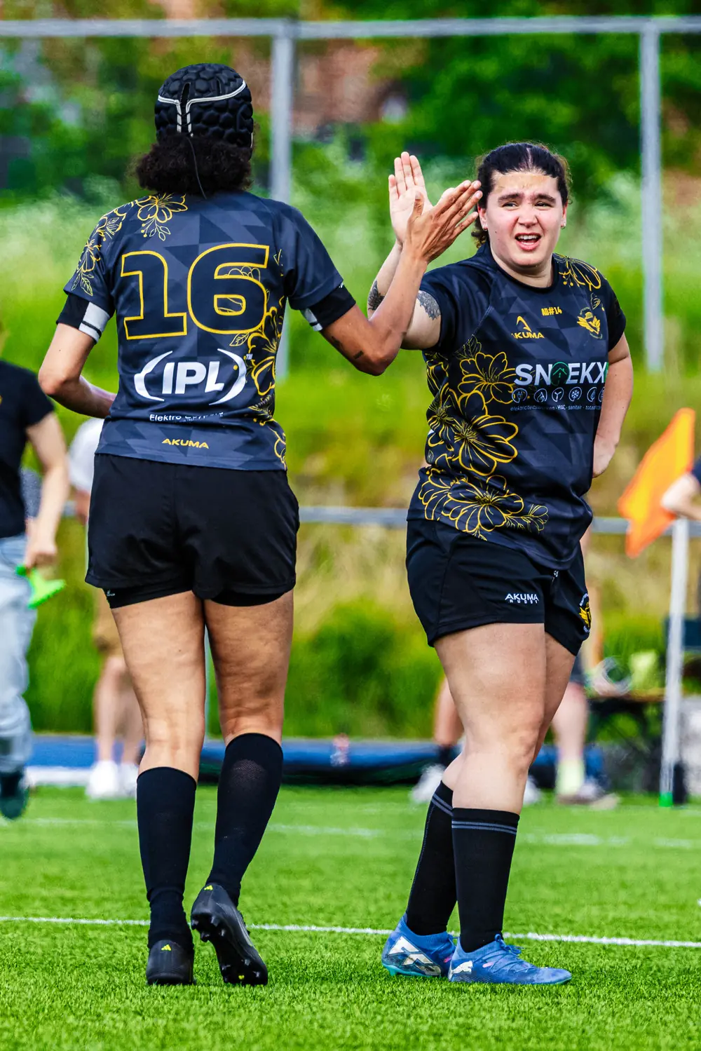 Twee speelsters geven elkaar een high five