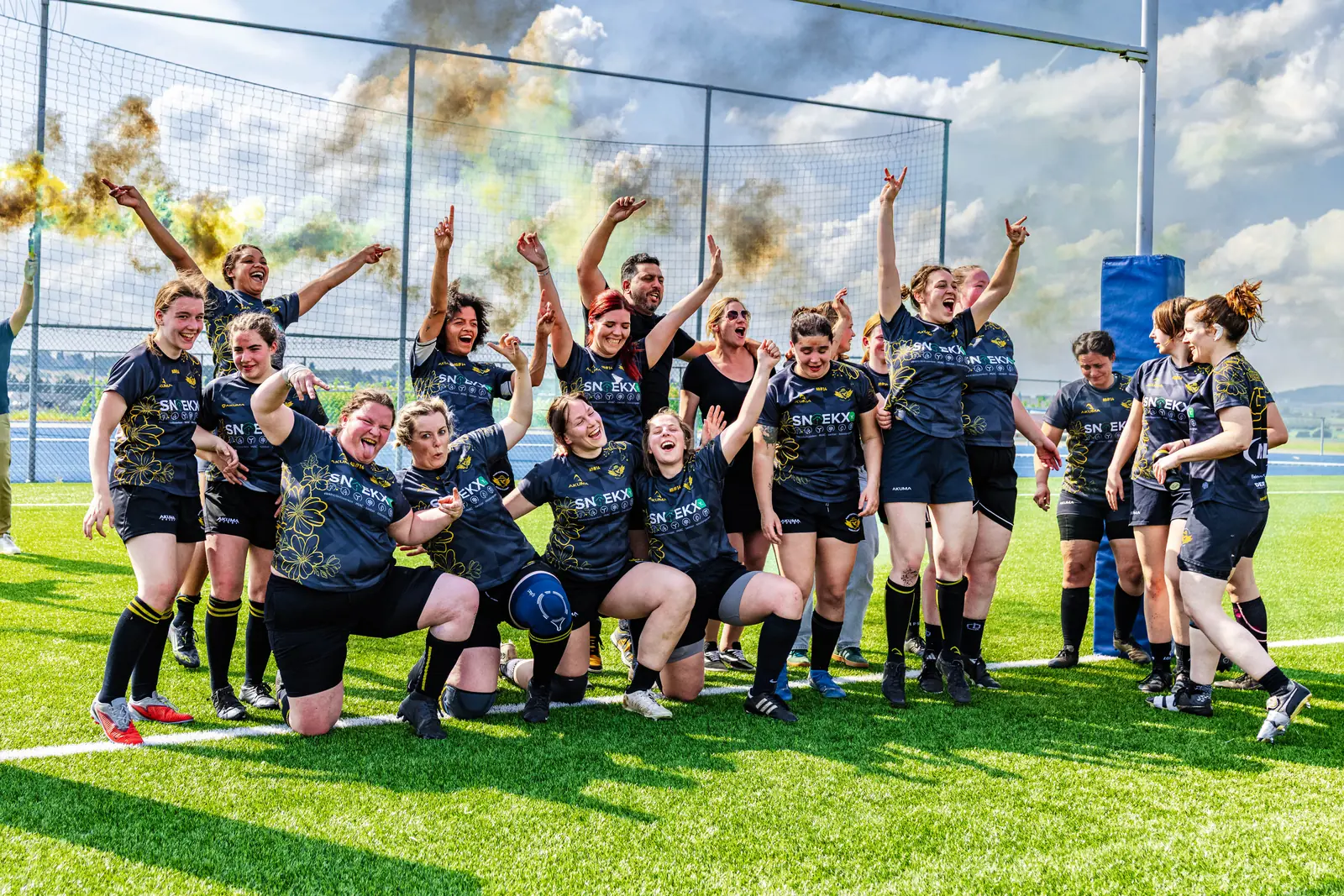 De dames van RC Murphy’s Lommel vieren hun kampioenstitel met rookfakkels op het veld
