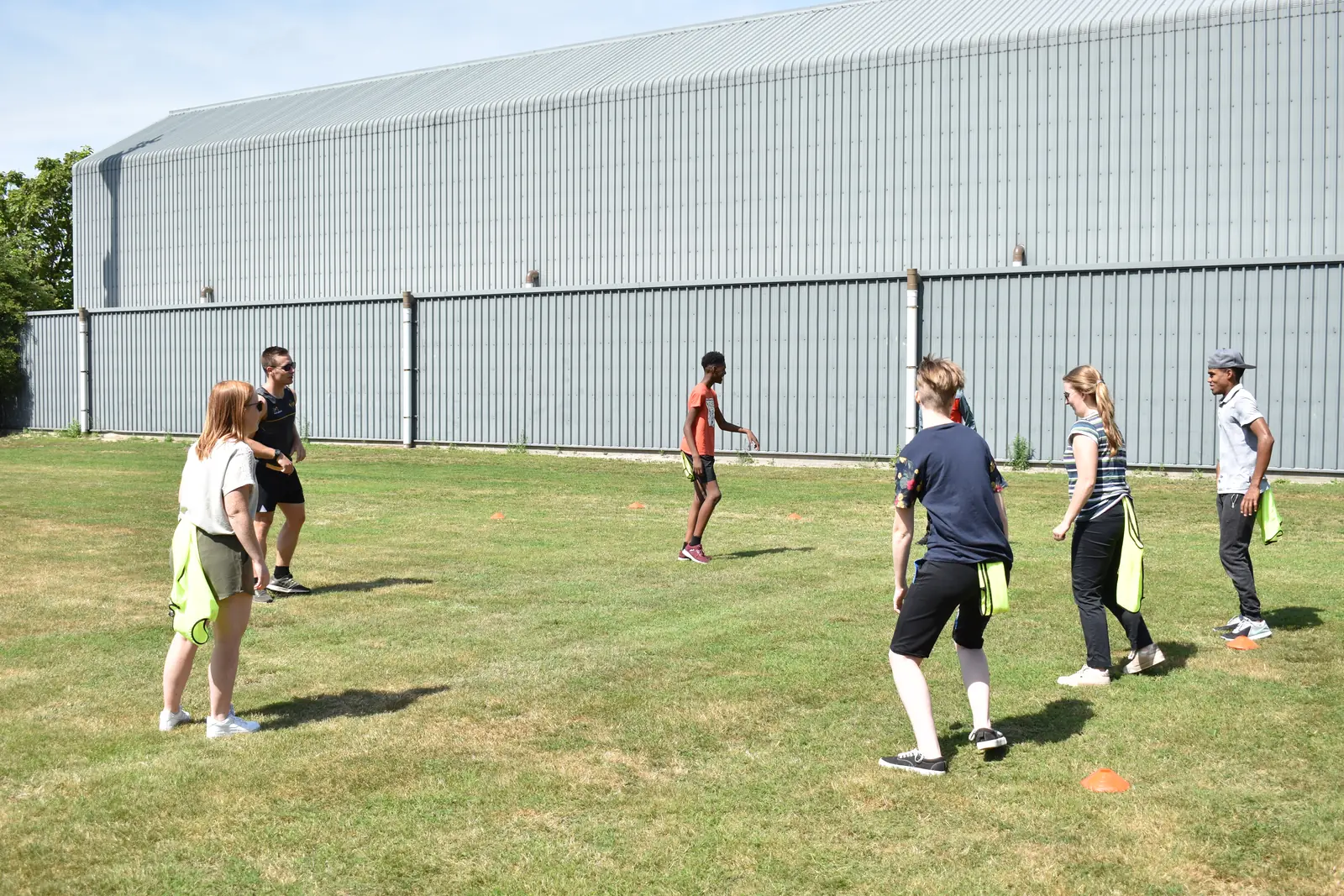 Deelnemers tijdens een rugby-initiatie op het veld