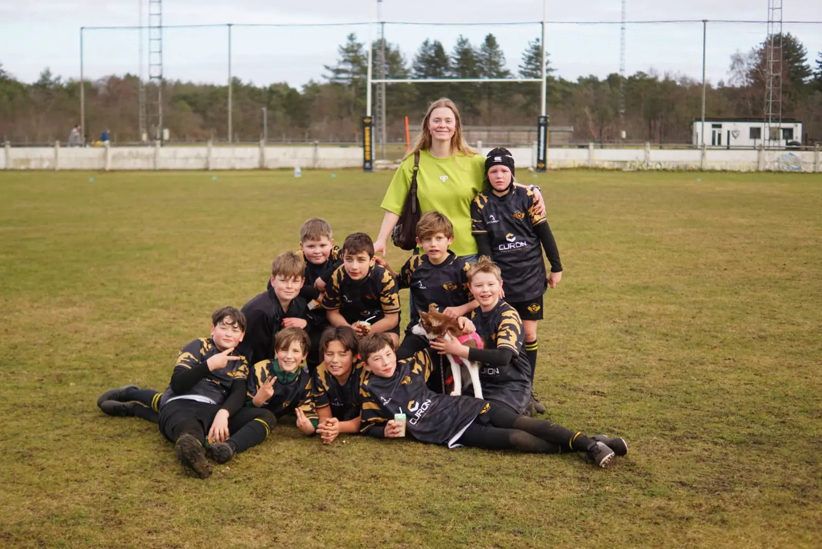 Jeugdploeg poseert op het veld